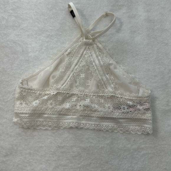 Victoria's Secret Cream Bra with Delicate Lace - Picture 4 of 10